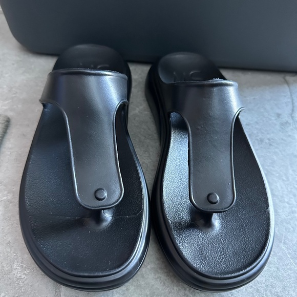 Stuart Weitzman Stuflex Flip Flop in Black Size 7 - Picture 1 of 4